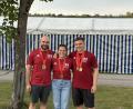 Bild: Kellner/privat
Julian Kemptner (links), Magdalena Kellner (Mitte) und Jonas Hüttner von Hubertus Knölling haben bei der deutschen Meisterschaft im Sportschießen einige Medaillen abgeräumt.