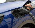 Bild: Hendrik Schmidt/dpa
Der Absatz von Elektroautos war auch im August hoch. (Archivbild)