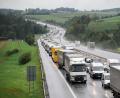 Bild: Daniel Vogl/dpa
Nach dem Brand eines Lastwagens staute sich der Verkehr auf der A9 auf mehrere Kilometer.