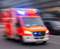 Bild: Monika Skolimowska/dpa
Sanitäter brachten die Schwerverletzten in eine Klinik - dort starb die Frau an ihren Verletzungen. (Symbolbild)