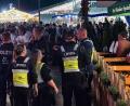 Bild: Sebastian Pieknik/NEWS5/dpa
Mit Lautsprecherdurchsagen wurden Besucher des Gillamoos-Jahrmarkts vom Platz gewiesen.