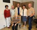 Bild: Carolin Böckl, Verwaltungsgem. Kemnath
Hedwig von Terzi (vorne, sitzend) und ihre Gratulanten (von links nach rechts) Christa Pinzer, Klaus Hufnagel, Bürgermeister Roman Schäffler, Christa Liedl und Hermann Liedl.