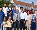 Bild: bnr
Viele Gratulanten gaben sich am Donnerstag die Klinke in die Hand, um Friedrich Gradl aus Weihern zu seinem 85. Geburtstag zu gratulieren.Neben seiner Frau Gerdi und den Kindern wünschten auch Abordnungen des VdK Pfreimd und der Hobbyrancher Weihern alles Gute und viel Gesundheit.