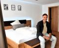 Bild: ubb
Es war nicht einfach, aus dem Altbau in der Altstadt ein neues Hotel zu zaubern. Luca Gleißner erinnert sich an etliche Schwierigkeiten bei den Sanierungsarbeiten. Jetzt ist alles geschafft und der junge Mann kann durchstarten als Hotelleiter.