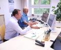 Bild: Judith Zeitler/Aelf Tirschenreuth-Weiden
Stefan Enders (links) und Gerhard Gradl (rechts) besprechen eine bevorstehende Veranstaltung. Öffentlichkeitsarbeit für die Landwirtschaft ist ein wichtiger Punkt für die beiden Führungskräfte.