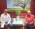 Bild: Felix Haas
Dr. Marco Strauch (links) freut sich mit seinem Patienten über die gelungene Lösung für ein Schulter-Implantat, bei dem kein Modell "von der Stange" erhältlich war.