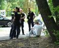 Bild: Annette Riedl/dpa
Polizisten stehen an der Unfallstelle.
