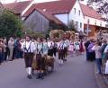 Archivbild: stg
Eigentlich feiert die Gemeinde Kastl alle zehn Jahre das Erntedankfest mit einem historischen Erntedankzug. Wegen Corona liegt das letzte Event (Bild) allerdings schon 15 Jahre zurück. 60 Fußgruppen und Motivwagen sind es heuer, die am 14. September durch den Ort ziehen.