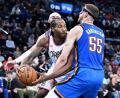 Bild: Wally Skalij/AP/dpa
Kawhi Leonard - hier gegen Isaiah Hartenstein - ist der wichtigste Spieler der LA Clippers. (Archiv-Foto)
