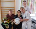 Bild: Klinikum St. Marien Amberg/Sandra Dietl
Mama Franziska, Papa Christian und der kleine Jonas sind gut drauf. Hebamme Celina Aigner und Dr. Monika Neiswirth, Assistenzärztin der Klinik für Frauenheilkunde und Geburtshilfe freuen sich über die 1000. Entbindung in diesem Jahr.