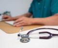 Symbolbild: Sebastian Kahnert /dpa
Bald startet am Landgericht in Weiden der Prozess gegen einen ehemaligen Mitarbeiter einer Arztpraxis, der einen Patienten mutmaßlich vergewaltigt und mehrfach sexuell genötigt haben soll.