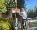 Bild: jba
Die ehrenamtlichen Helfer des OWV bringen die Beschilderung an.