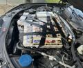 Bild: Hauptzollamt Regensburg
Im Motorraum eines Autos entdecken Zöllner während einer Kontrolle auf der A3 Schmuggelzigaretten.