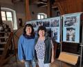 Bild: Roland Ehler
Liane Preininger und Helene Eibisch (von links) bei den Aufbauarbeiten der Fotoausstellung in der Kaibitzer Mühle.