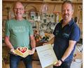 Bild: Dominik Haas
Der Jubilar Karl Fischer (links) bei der feierlichen Ehrung mit Schreinereiinhaber Udo Haas (rechts), der ihm neben Kuchen auch eine Urkunde des Fachverbandes überreicht.