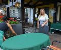 Bild: Thorsten Schreiber
Brigitte Erdmann (rechts), Chefin des Landgasthofs Steinwald im Pullenreuther Ortsteil Harlachberg, richtet mit Mitarbeiterin Valentina Yancheva die Tische und Stühle auf der Terrasse für ihre Gäste her. Im Außenbereich haben insgesamt circa 120 Personen Platz.