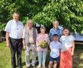 Bild: Liane Scharl
Ernestina (Dritte von links) und Josef Scharl (Zweiter von links) aus Högling feiern Eiserne Hochzeit. Zu diesem Ehejubiläum gratulieren stellvertretender Bürgermeister Franz Ziegelmeier (links) und Pfarrer Johann Schächtl (rechts). Vorne die beiden Urenkel Johannes und Anna