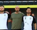 Bild: Nderim Kaceli/dpa
U21-Nationaltrainer Antonio Di Salvo (m) durfte sich über einen Sieg freuen.