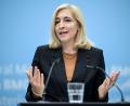 Bild: Britta Pedersen/dpa
Gesundheitsministerin Warken will die Kassenbeiträge noch stabilisieren.
