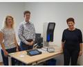 Bild: wel
Stellvertretende Bürgermeisterin Margit Reichl (rechts) und Standesbeamtin Margit Jeter (links) freuen sich über den neuen Mitarbeiter Fabian Schmid, der mit dem neuen Gerät die digitalen Passfotos anfertigt und die weitere Antragstellung übernimmt