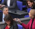 Bild: Michael Kappeler/dpa
Wie schnell soll es gehen mit der Reform des Bürgergelds? Kanzleramtsminister Frei (CDU) meint, Arbeitsministerin Bas (SPD) sollte schon „in den nächsten Tagen“ liefern. (Archivbild)