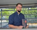 Bild: Jessica Fechner [jfe] (jessica.fechner@oberpfalzmedien.de)
Christian Wrobel (31) aus Weiherhammer hat sein erstes Buch veröffentlicht. Der Thriller mit Lokalkolorit trägt den Titel "Im Auge des Leguans".