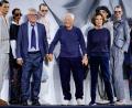 Bild: Luca Bruno/AP/dpa
Vergangenes Jahr zeigte sich Armani auf dem Laufsteg mit Leo Dell'Orco und seiner Nichte Roberta. (Archivbild)