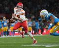 Bild: Andre Penner/AP/dpa
Patrick Mahomes hielt die Chiefs mit seinen Läufen mehrfach im Spiel - zum Sieg reichte es nicht.