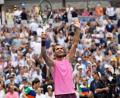 Bild: Seth Wenig/AP/dpa
Der Tennisprofi Carlos Alcaraz jubelt nach seinem Sieg im Halbfinale über den Serben Djokovic.