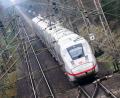 Bild: Julian Stratenschulte/dpa
Rund 300 Fahrgäste mussten in einen Ersatzzug steigen, nachdem ein ICE im Landkreis Harburg liegen geblieben war. (Symbolbild)