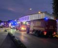 Bild: Florian Förster/dpa
Feuerwehrfahrzeuge stehen vor dem Supermarkt.