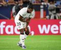 Bild: Christian Charisius/dpa
Serge Gnabry fasst sich in Bratislava an den verletzten linken Arm.