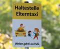 Bild: Sebastian Kahnert/dpa
Für Schulen sind die „Elterntaxis“ oft eine Herausforderung. (Archivbild)
