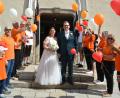 Bild: jr
Isabel und Fabian Kastner genossen die Glückwünsche und das Spalier der Gratulanten, hier beim Verlassen der Alten Pfarrkirche St. Sebastian in Waldershof. Sogar der Himmel zeigte sein schönstes weißblaues Gesicht am Samstagmittag.