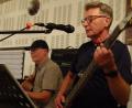 Bild: Houschka
Dieter Hanemann (links) und Raimond Prechtl: Altgediente Mitglieder der Amberger Band Sound Society und jetzt erstmals wieder öffentlich auf einer Bühne.