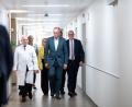 Bild: Fabian Strauch/dpa
Die Finanzierung des Gesundheitssystems war auch Thema beim Besuch von Bundeskanzler Merz im Alfried-Krupp-Krankenhaus in Essen.