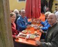 Bild: swo
Da lässt es sich aushalten. Nach dem Gottesdienst genossen die Wallfahrer die Atmosphäre auf dem Berg und natürlich auch die leckeren Bratwürste, so wie diese Besucher aus Regensburg und Amberg