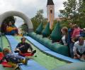 Archivbild: dob
Hüpfburgen mit Rutschen sind beliebt und sorgen immer für gute Stimmung. Auch beim Familiensonntag wird es eine Hüpfburg geben.