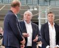 Bild: Uwe Lein/dpa
Uli Hoeneß (m) bezieht im Doppelpass Stellung.