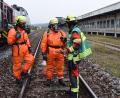 Bild: bnr
Rettungskräfte mit Atemschutz und Schutzanzug beseitigen die Gefahrstoffbehälter.