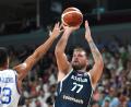 Bild: Sergei Grits/AP/dpa
Luka Doncic (r) ist mit Slowenien deutscher Viertelfinalgegner bei der EM.