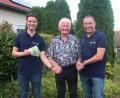 Bild: rha
Andreas Obermeier (links) und Alexander Jitschin danken Hans Grimm für seine Spende an den Förderverein der HvO-Gruppe Vilseck.