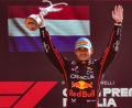 Bild: Luca Bruno/AP/dpa
Endlich wieder ein Siegerpokal - 112 Tage musste Verstappen darauf warten.