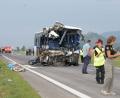 Bild: František Iván/TASR/dpa
Beim Zusammenstoß eines Lastautos mit einem Linienbus wurde der Vorderteil des Busses zertrümmert, der Busfahrer starb im Krankenhaus.