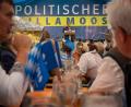 Bild: Peter Kneffel/dpa
Schon früh am Morgen wurden im Festzelt jede Menge Liter Bier getrunken - nicht nur in der CSU gehört dies zum Brauchtum.
