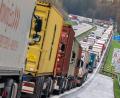 Bild: Peter Kneffel/dpa
Wegen der Blockabfertigung in Österreich staute sich der Lkw-Verkehr bis zum Dreieck Inntal.