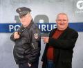 Bild: Ralf Hirschberger/dpa-Zentralbild/dpa
Horst Krause posiert neben Horst Krause.