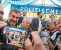 Bild: Peter Kneffel/dpa
CSU-Chef Söder liebt die Weltraum-Saga „Star Wars“. In seiner Partei kennt aber offensichtlich nicht jeder den musikalischen Unterschied zwischen der guten und der dunklen Seite der Macht.