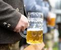 Symbolbild: Matthias Balk/dpa
Auf der Regensburger Herbstdult wirft ein alkoholisierter Besucher einen Masskrug auf die Bühne und verletzt einen Musiker.