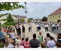 Bild: gri
Das Austanzen des Kirwabaumes bildet wieder den Höhepunkt der Freudenberger Kirwa.